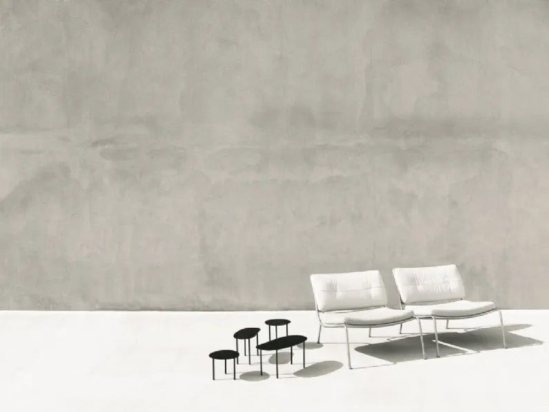 Poltroncina in metallo con seduta imbottita in tessuto per esterni Frog di Living Divani