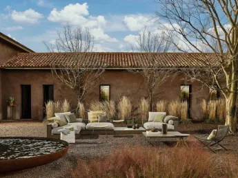 Il divano Hamptons di Flexform unisce il calore del legno a un design contemporaneo.