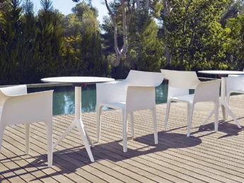 La Sedia Hidra di Vondom è un'opera d'arte che unisce design innovativo e comfort superiore.