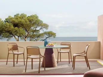 Il tavolo Ikon Twist di Pedrali unisce design innovativo e funzionalità elegante.