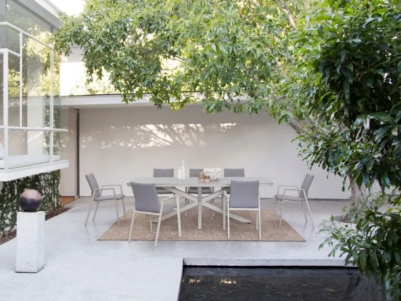 Tavolo Isacco con top in pietra di Bizzotto