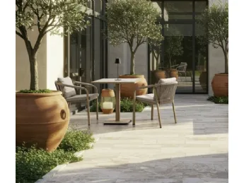 Sedia Kalimera di Bizzotto: design essenziale e comfort moderno.