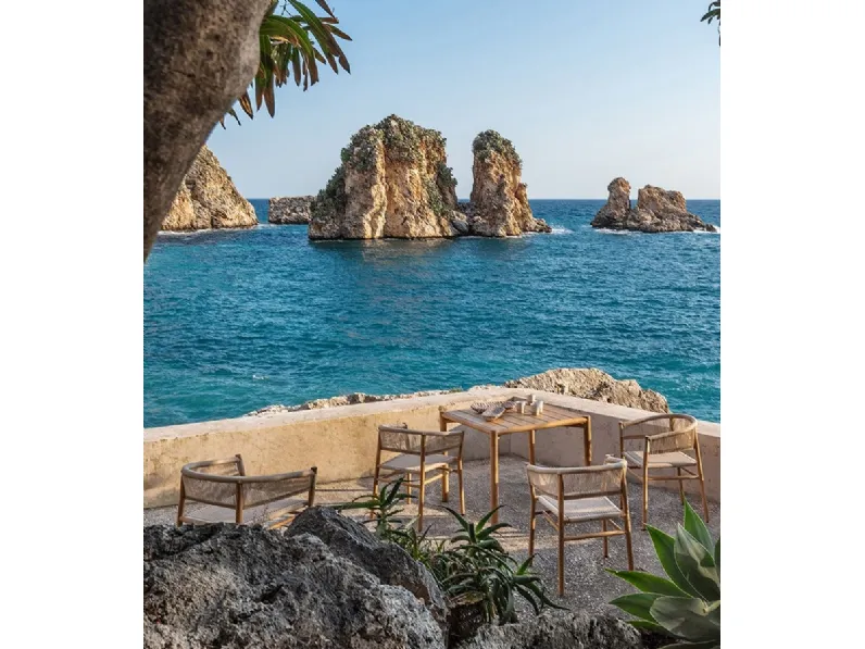 Tavolo in Teak Kilt di Ethimo