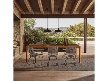 Il tavolo Kobo Outdoor di Flexform è un'elegante soluzione in legno per gli spazi esterni.