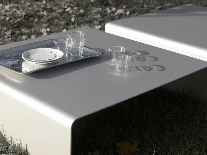 Tavolino in alluminio curvato La Table Basse di MDF Italia