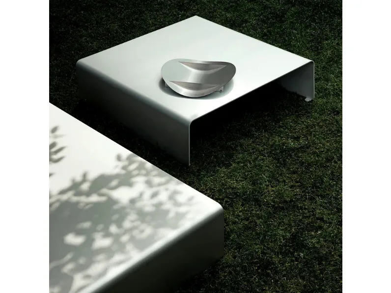Tavolino in alluminio curvato La Table Basse di MDF Italia