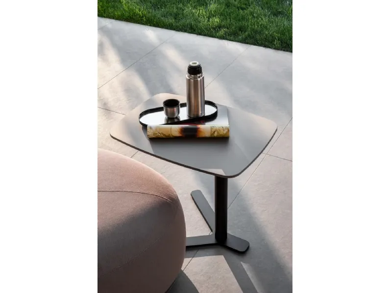 Tavolino da giardino Yo con top in HPL e base in metallo di LaPalma