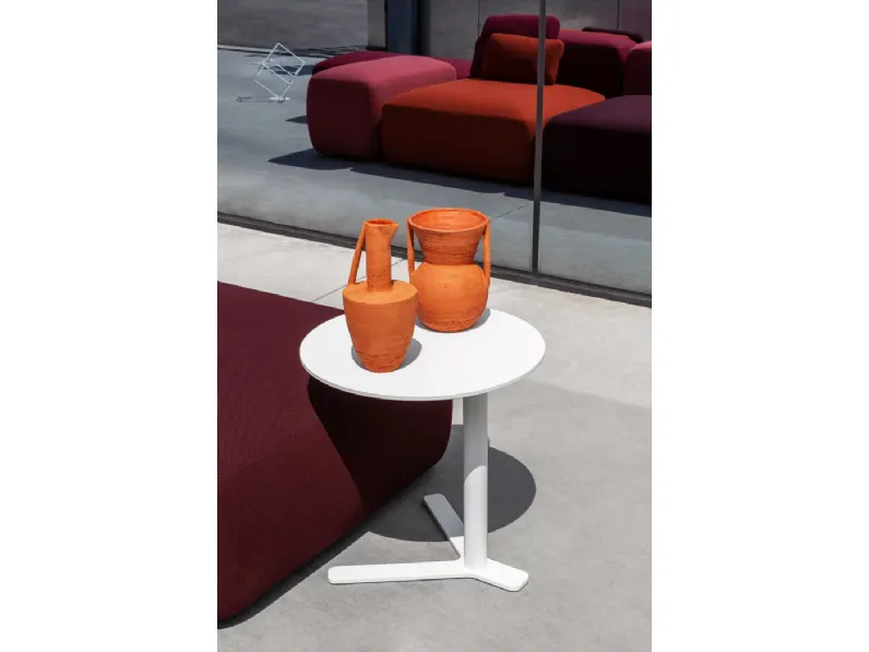 Tavolino da giardino Yo con top in HPL e base in metallo di LaPalma