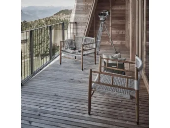 Poltroncina Lee Outdoor di Flexform, in legno massello.