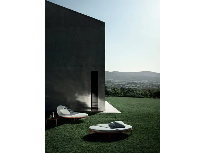 Lettino dalla forma ovale Borea di B&B Italia