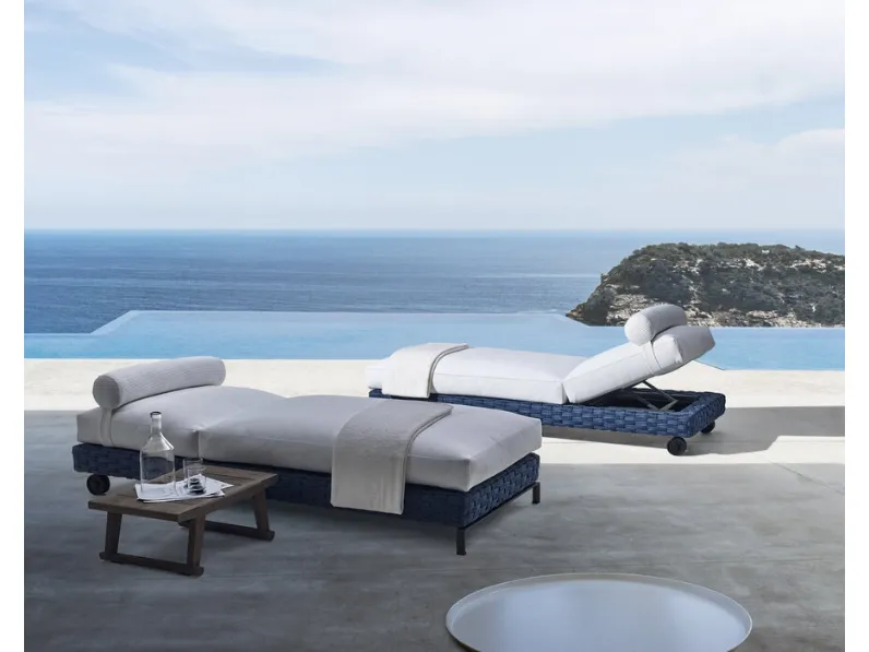 Lettino outdoor Ray Fabric in alluminio con intreccio in fibra di polipropilene con rivestimento in tessuto imbottito di B&B Italia