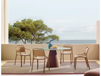 Sedia Libre Pedrali: design essenziale, comfort senza tempo.