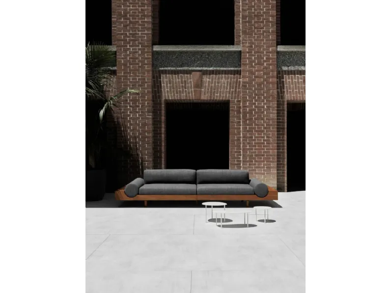 Divano Kasbah in tessuto imbottito e Teak di Living Divani