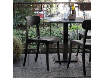La sedia impilabile Locanda di Connubia Outdoor è la soluzione perfetta per chi cerca stile e pratic