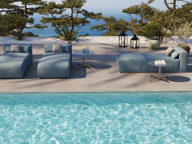 Lettino Mahè con struttura in multistrato marino, rivestito in tessuto idrorepellente con imbottitura in gomma drenante di Braid