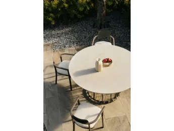 La sedia Makena di Bizzotto unisce design contemporaneo ed eleganza.