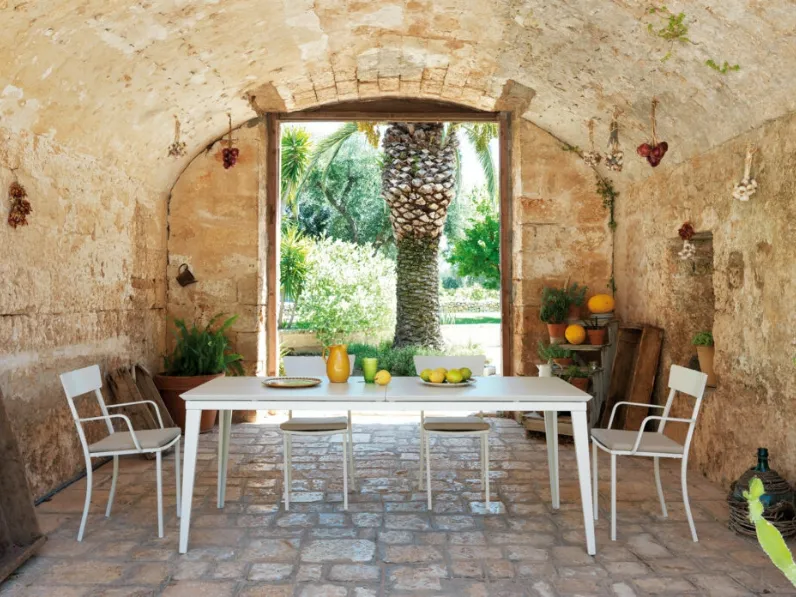 Tavolo allungabile in metallo con sedie Mogan di Vermobil