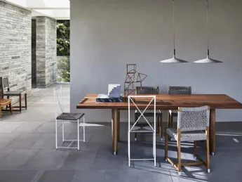 Il tavolo Monreale Outdoor di Flexform è realizzato in legno massello.