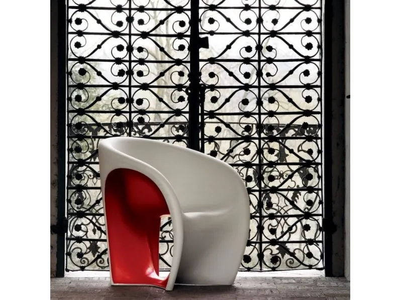 Poltroncina monoblocco bianca e rossa MT1 in polietilene di Driade