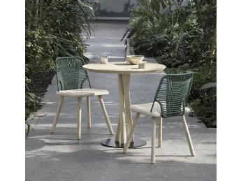 Il tavolo Niels di TrabA' è un esempio di design moderno e funzionale.