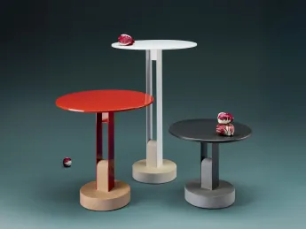 Il tavolino Nolo di Scab Design è un'elegante composizione in acciaio.