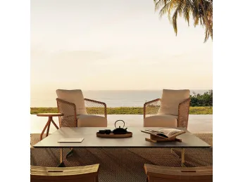 La Poltroncina Oasis di Flexform è un'icona di design che unisce comfort e stile.