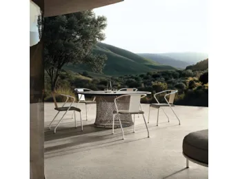 Il tavolo in pietra Oasis di Flexform è un capolavoro di design moderno.