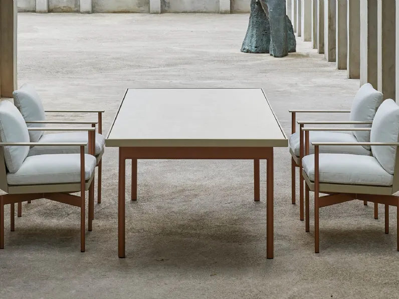 Sedie e Tavolo Onde in alluminio e Dekton di Gandia Blasco