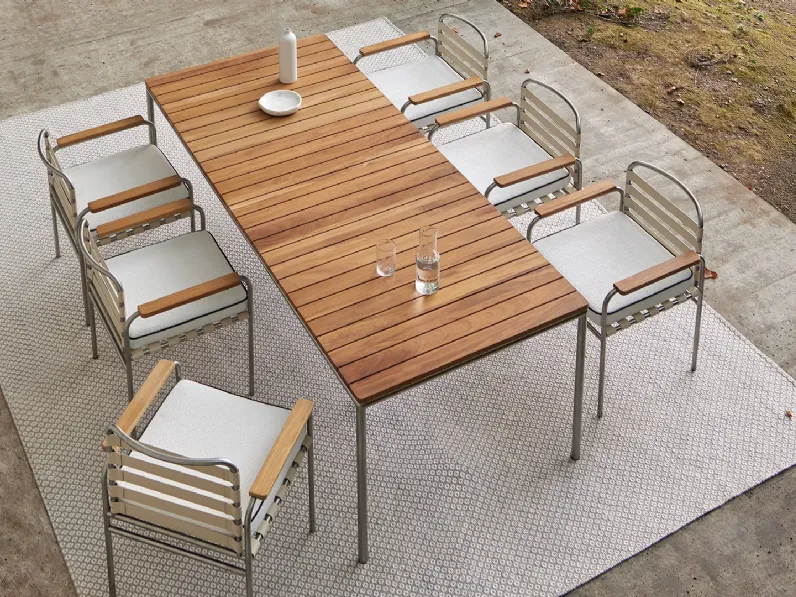 Tavolo in Iroko e Sedie in acciaio e vinile Onsen di Gandia Blasco
