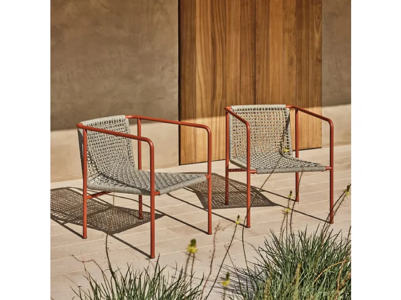 Poltroncina in metallo con corda intrecciata Ottavia di Flexform