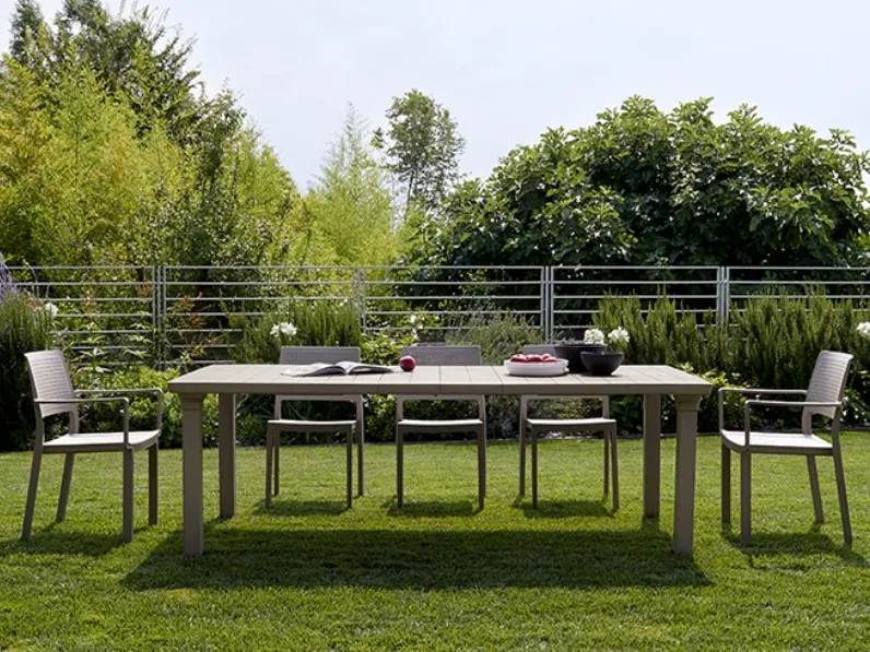 Tavolo da giardino in tecnopolimero a effetto doghe e gambe in alluminio verniciato Per3 di Scab Design