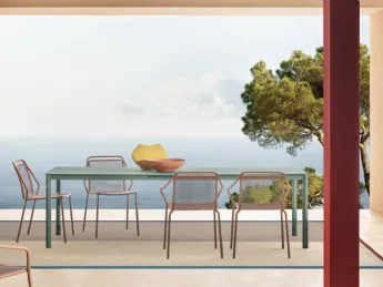 Sedia Philía Mesh di Pedrali: design essenziale e comfort contemporaneo.