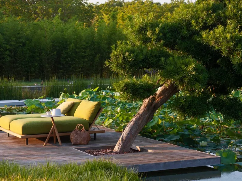 Lettino Philia in legno e tessuto imbottito di Roda