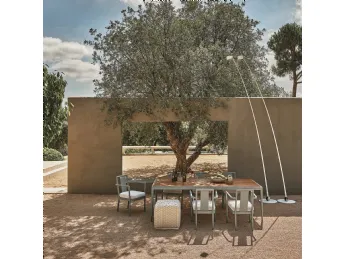 Il tavolo Pico Outdoor di Flexform unisce design e funzionalità.