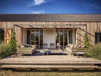 Il tavolino Pico Outdoor di Flexform unisce design essenziale e materiali resistenti per esterni.