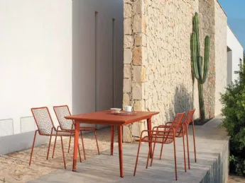 Il Tavolo allungabile Plus 4 di Emu offre una soluzione versatile per spazi dinamici.