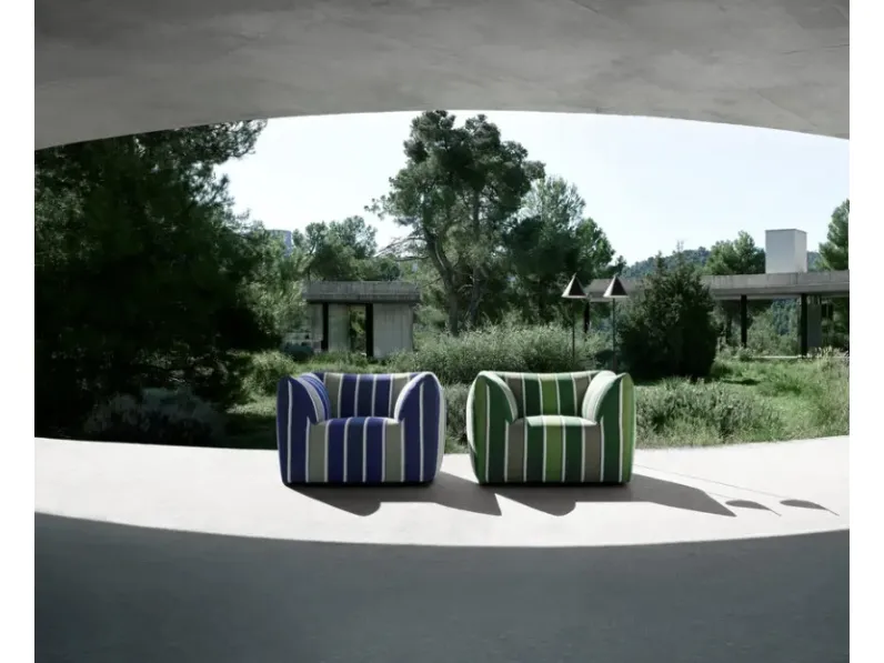 Poltroncina outdoor La Bambola in tessuto imbottito di B&B Italia