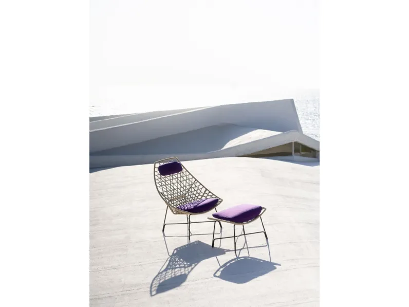 Poltroncina Cut in corda intrecciata con struttura in tondino di acciaio di Potocco