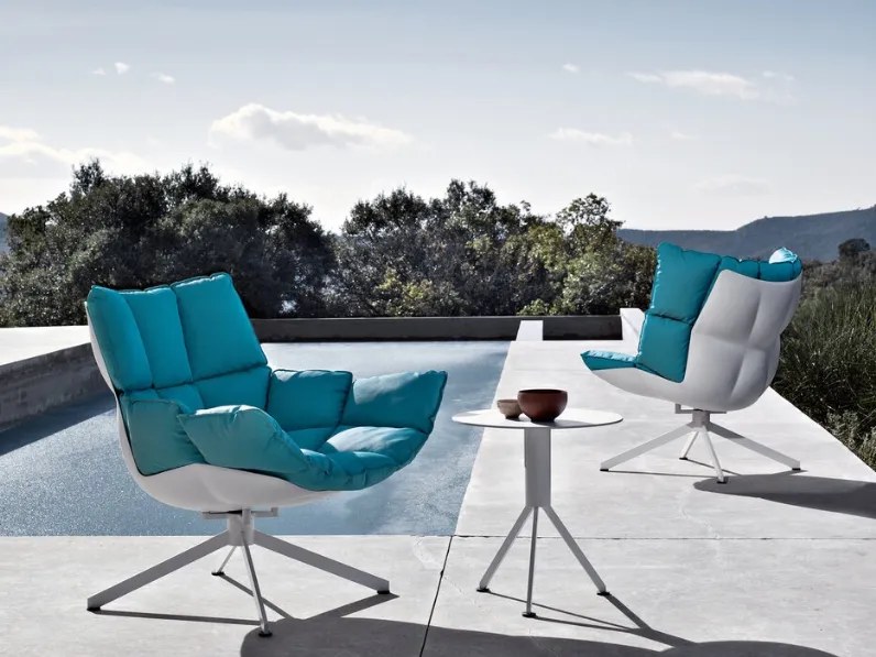 Poltroncina outdoor Husk in tessuto imbottito e trapuntato con scocca in plastica e base in alluminio di B&B Italia