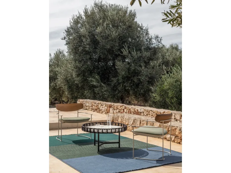 Poltroncina Keel Light Out con struttura in tondino metallico, schienale in legno di Iroko e seduta in tessuto imbottito di Potocco