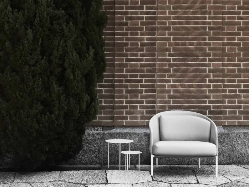 Poltroncina Poncho con struttura in acciaio rivestita in tessuto di Living Divani