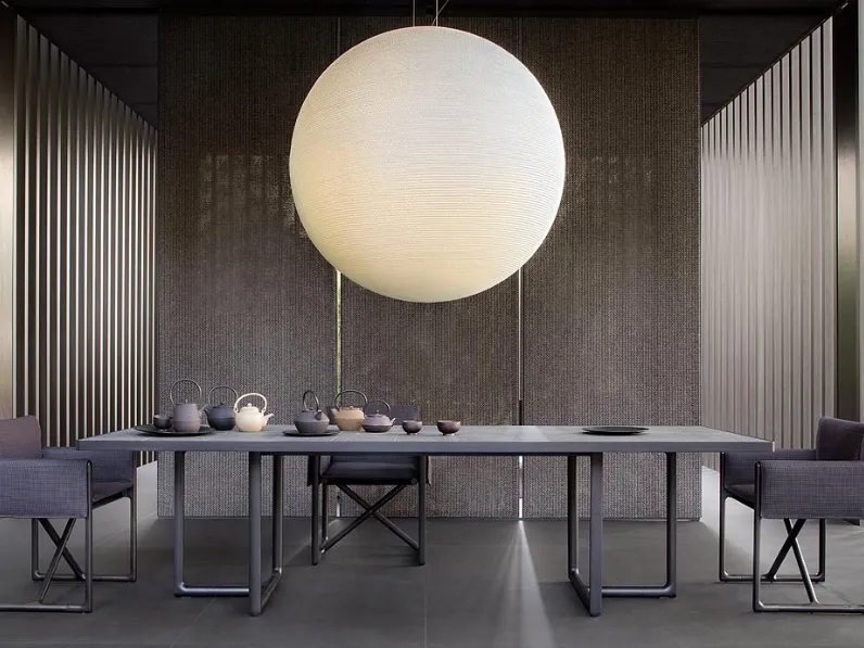 Tavolo da giardino Portofino con top in pietra di Paola Lenti