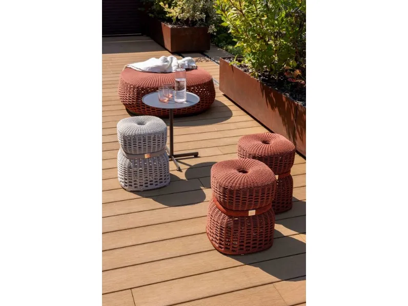 Pouf Leplì realizzato in corda intrecciata di Poltrona Frau