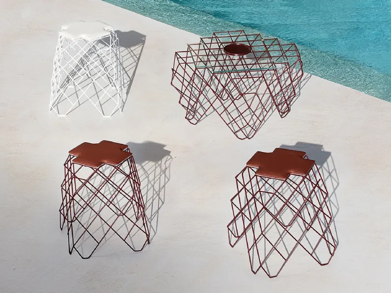 Tavolino e sgabelli R24 di Gandia Blasco