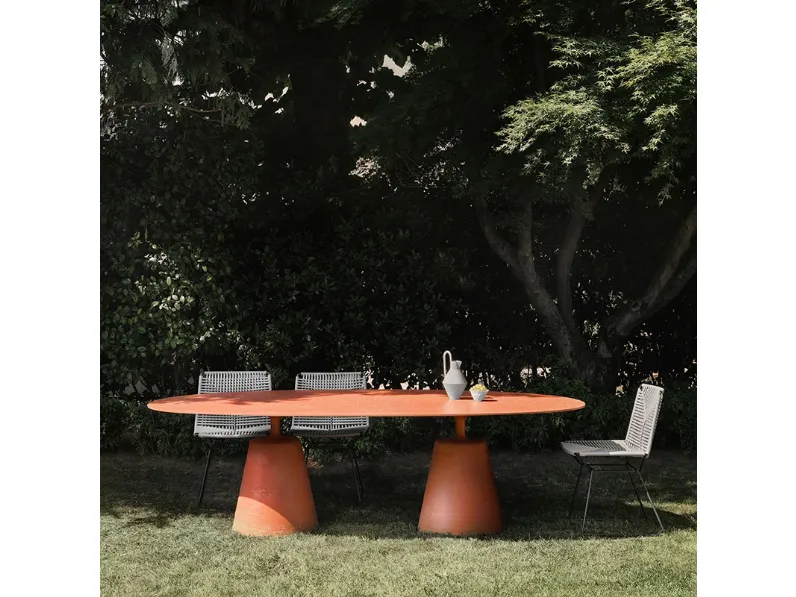 Tavolo ovale in cemento Rock Table di MDF Italia