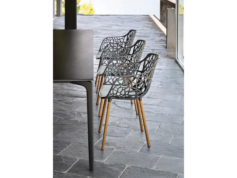 Sedia in alluminio verniciato Forest e gambe in legno di Fast