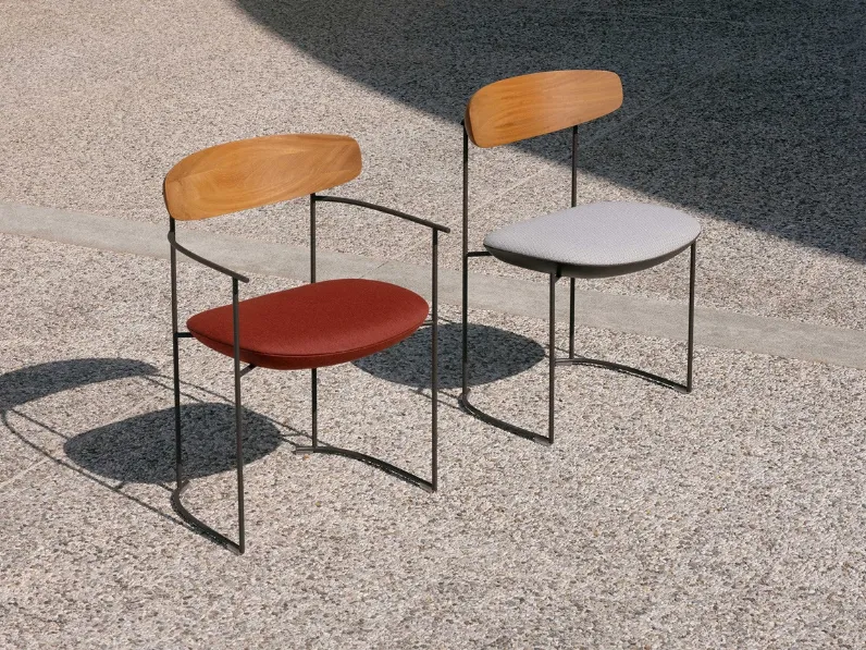 Sedia Keel Light Out in tondino metallico con schienale in Iroko e seduta in tessuto di Potocco