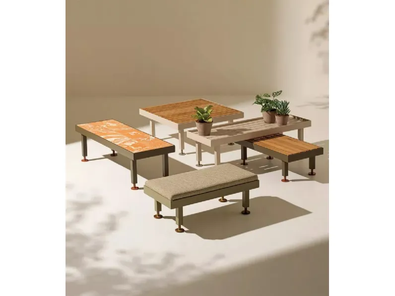 Tavolini Seeds in cotto o teak di Ethimo