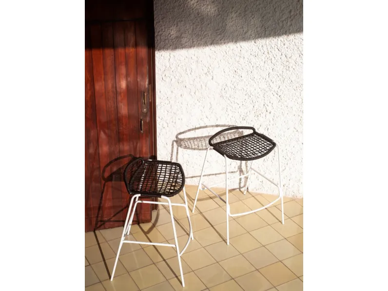 Sgabello in corda nautica intrecciata e metallo Egao di Potocco