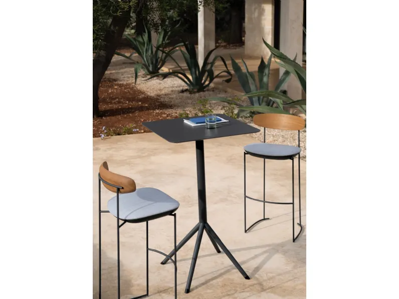 Sgabello Keel Light con struttura in tondino metallico, schienale in legno di Iroko e seduta in tessuto imbottito di Potocco